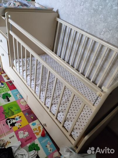 Детская кроватка и пеленальный комод