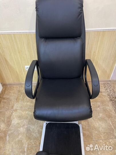 Педикюрное кресло и маникюрный стол б/у