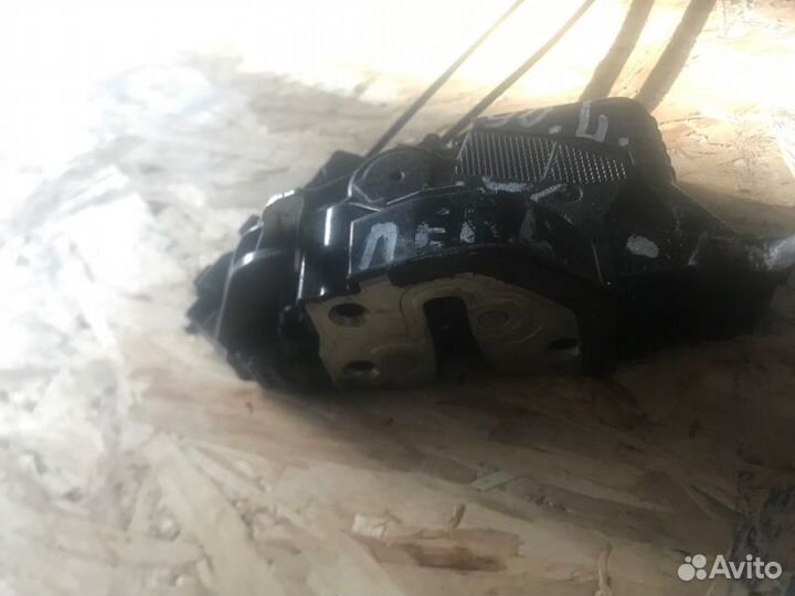 Замок двери передний левый Toyota Vitz KSP90 1ndtv