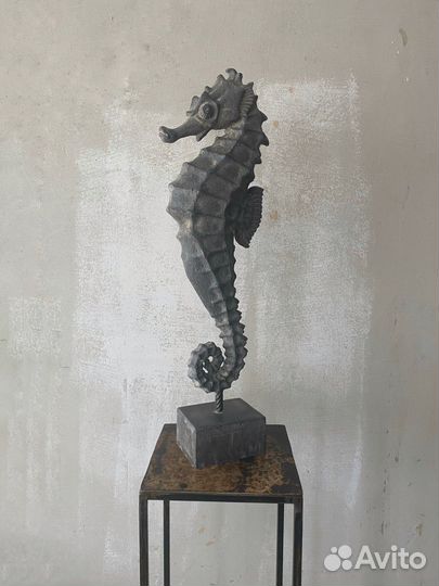 Скульптура «Морской конек» на одной опоре