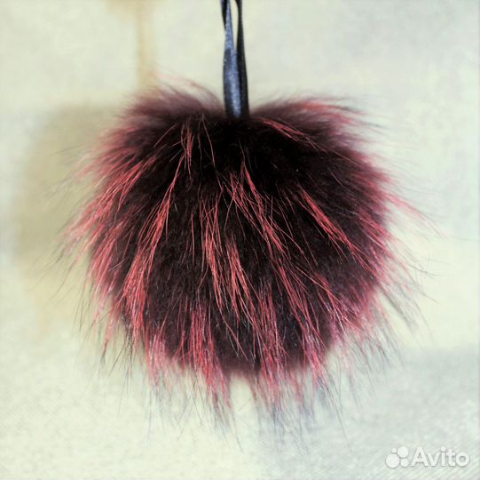 Помпоны из меха енота