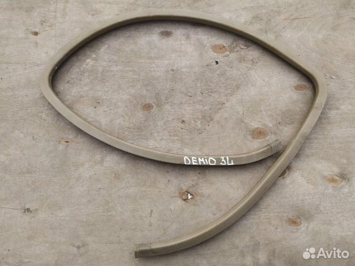 Уплотнительная резинка задняя левая Mazda Demio