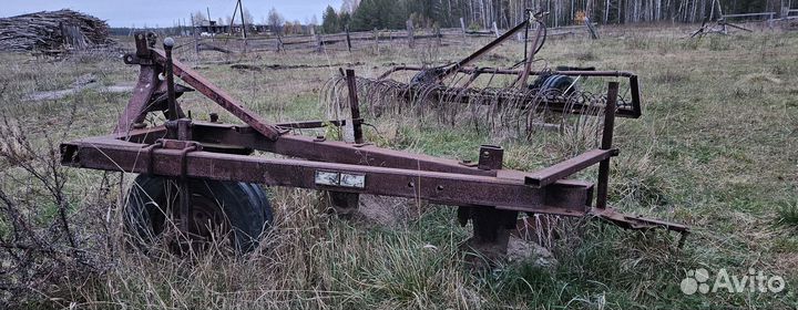 Плуг и грабли на трактор