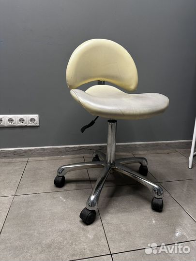 Стул мастера на колесах