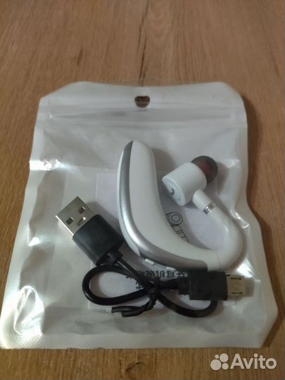 Bluetooth гарнитура на одно ухо