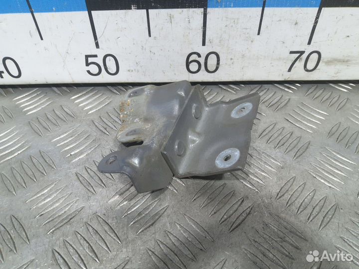 Б/У Кронштейн крепления крыла правый#001