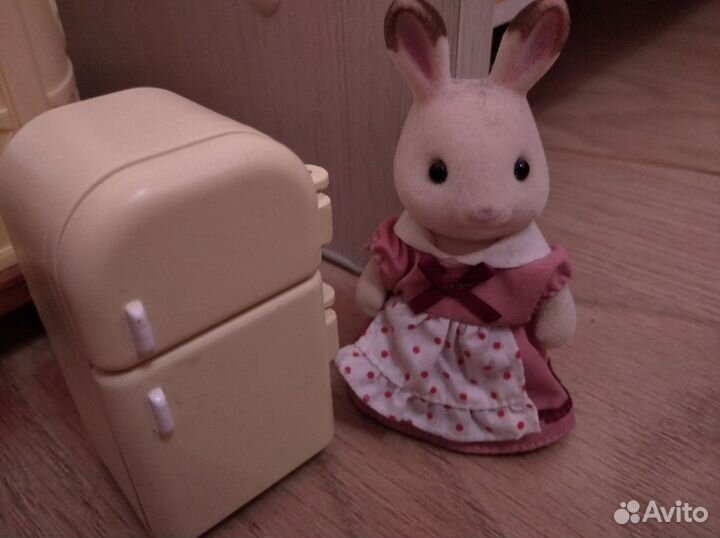 Зайка с холодильником Sylvanian Families