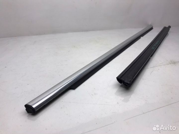Молдинг на дверь задний правый Volkswagen Tiguan