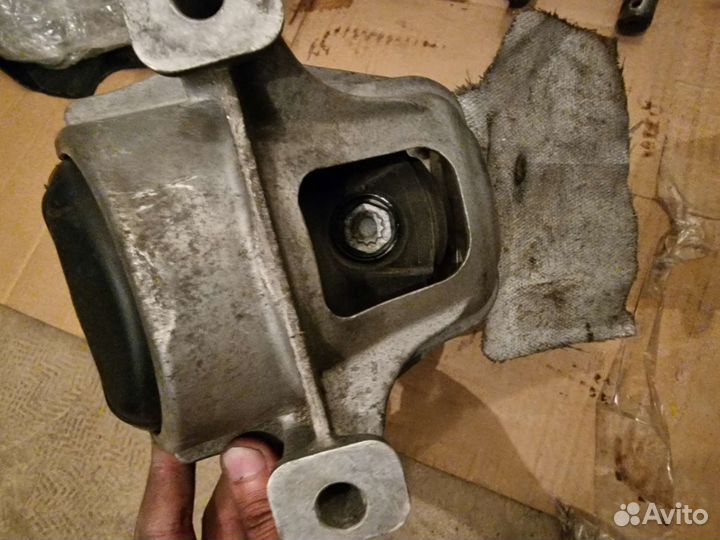 Опора подушка двигателя Audi A4 1.8 cdha 8K0199381