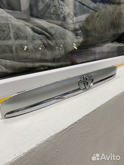 Молдинг крышки багажника Carina 211