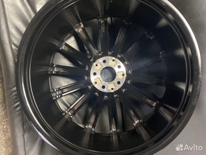 Новый Mercedes-Maybach GLS R22 разноширокие Ориг