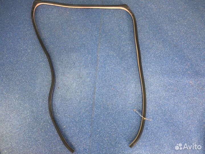 Уплотнитель проема двери задний правый Toyota Land