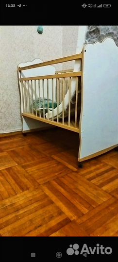 Детская кроватка с поперечным маятником