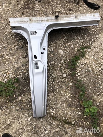 Центральная левая стойка кузова Nissan Tiida 1