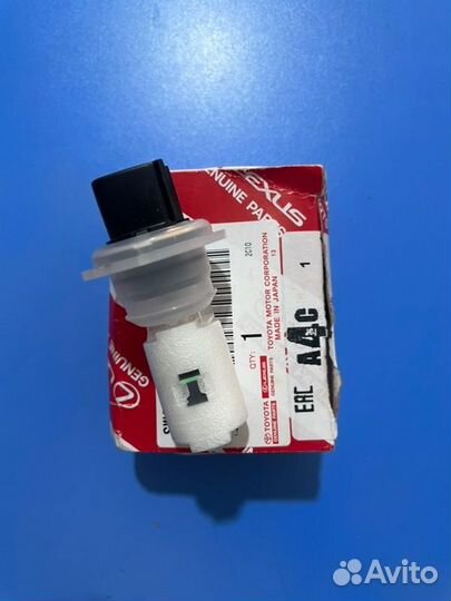 Датчик уровня жидкости бачка омывателя Toyota