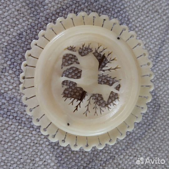 Брошь из кости