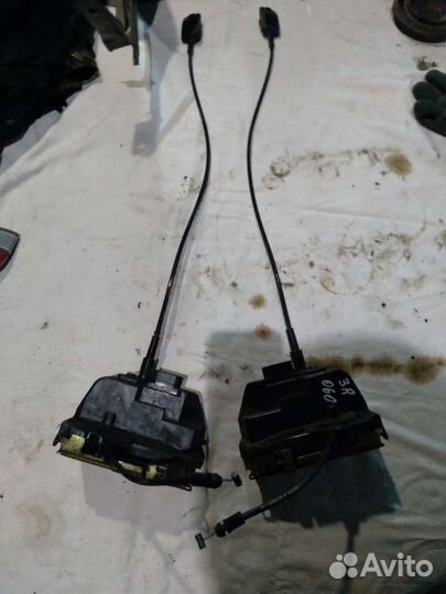 Nissan Primera P12 замок задний RH