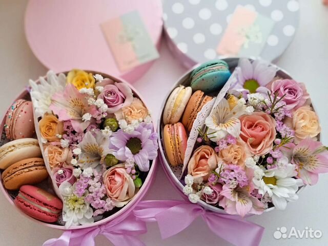 Цветы в коробке с макарони Доставка цветов.Подарки