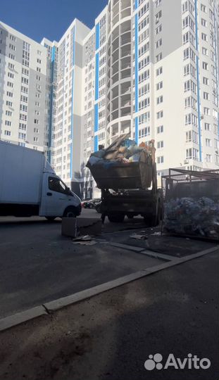 Вывоз мусора. Установка бункера бака под отходы