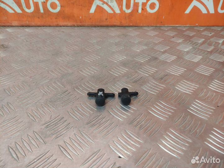 Форсунка стеклоомывателя передняя левая Opel