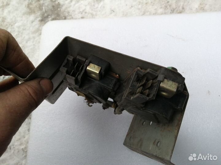 Замок стекла двери багажника Nissan Terrano D21