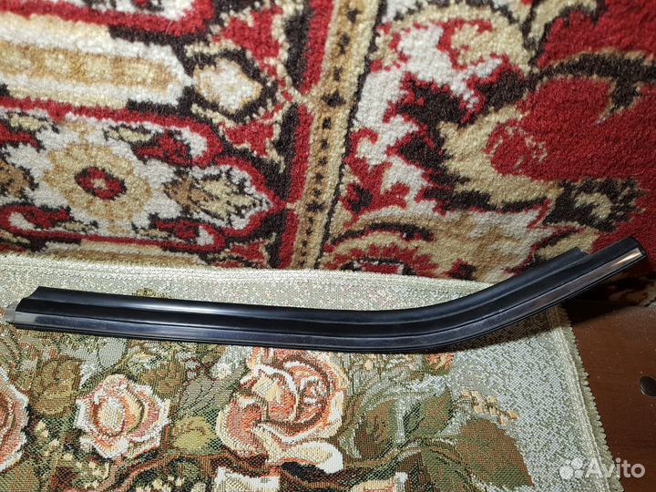 Молдинг левый задней форточки Toyota Premio 240