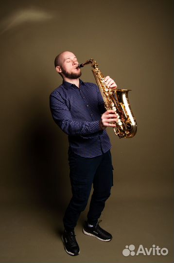 Саксофонист на праздник