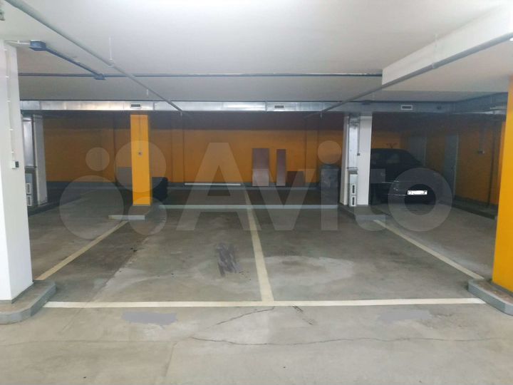 Машиноместо, > 30 м²