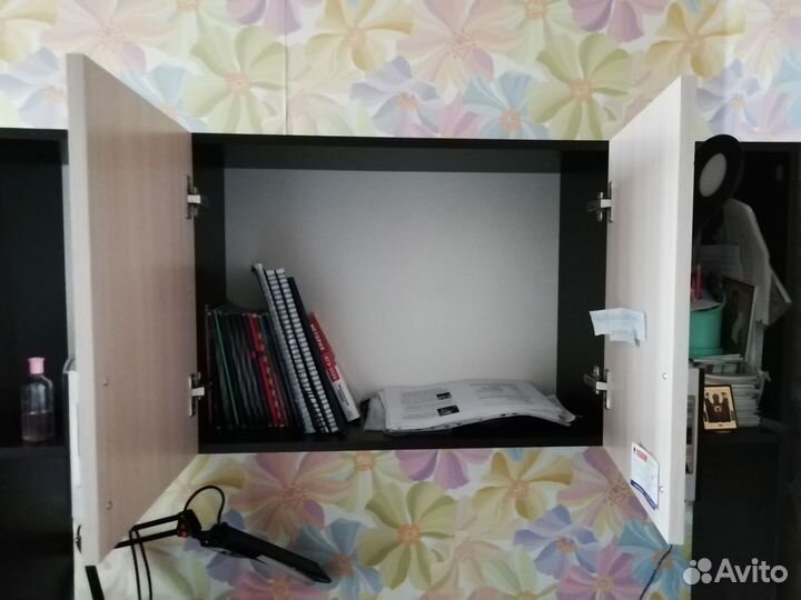 Компьютерный стол тёмного цвета