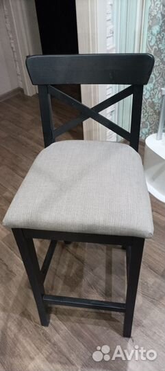 Стол с рейками для хранения IKEA и стулья