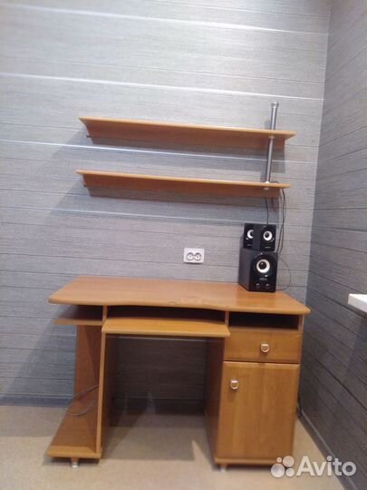 Компьютерный стол с полками