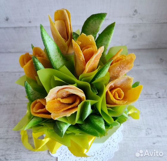 Тюльпаны из сухофруктов в коробке