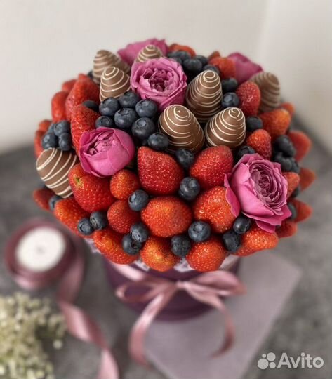 Подарочные шляпные коробки из клубники в шоколаде