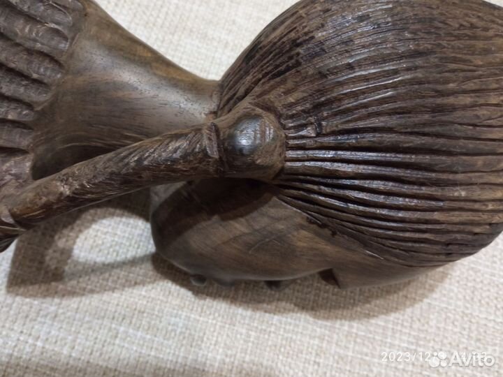 Женская головка из железного дерева