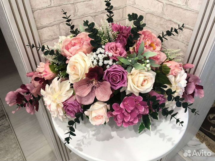 Интерьерная композиция из искусственных цветов