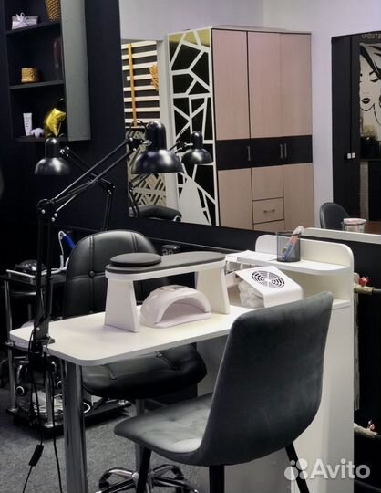 Маникюрный стол