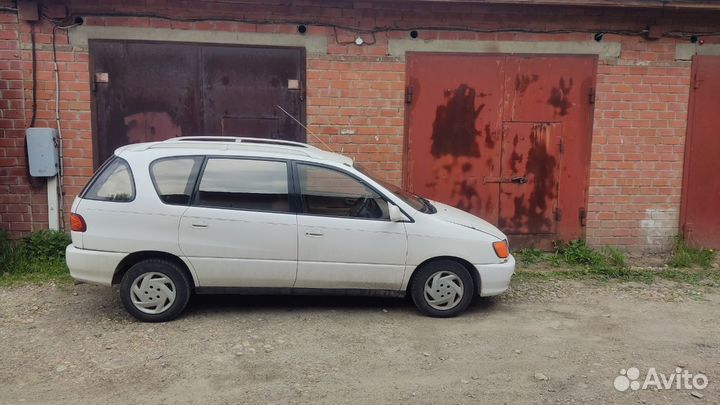 Toyota Ipsum 2.0 AT, 2000, битый, 207 000 км