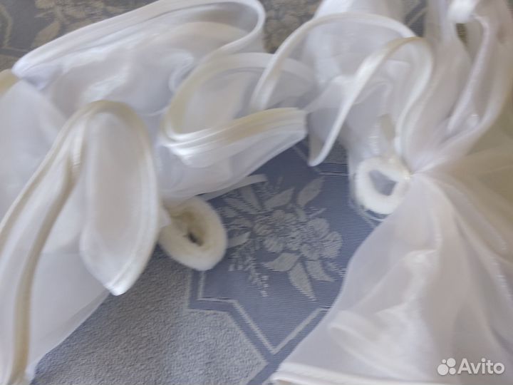 Белые банты на резинках