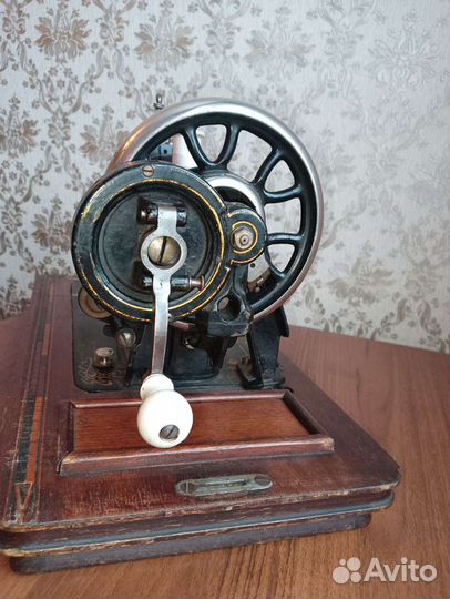 Винтажная швейная машинка erda