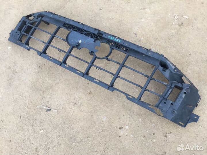 Кронштейн не целый решётки радиатора Audi Q8 2018