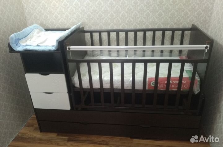 Детская кроватка с маятником