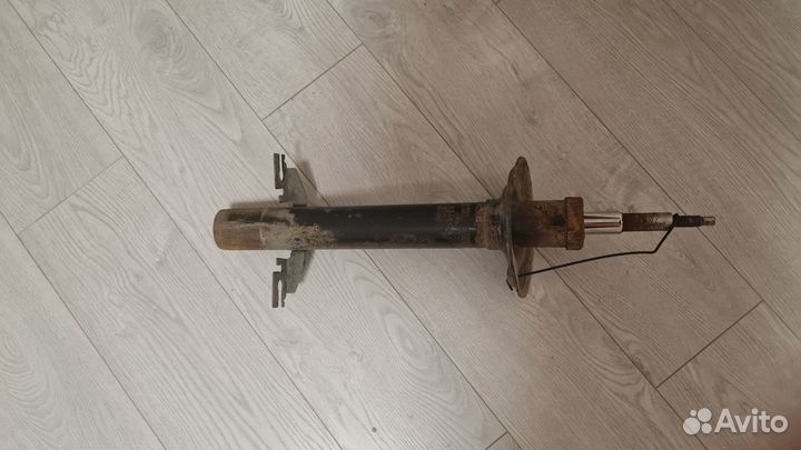 Стойка амортизатора передняя правая