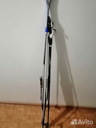 Лыжные ботинки и лыжи