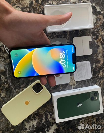 iPhone 13 практически новый