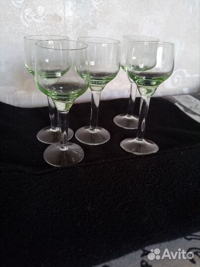 Зелёное стекло, 5 рюмочек. Винтаж
