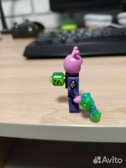 Лего фигурка пришельца из 22 серии минифигурок