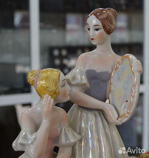 Фарфоровая статуэтка балерины перед выступлением