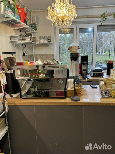 Бариста в кофейню