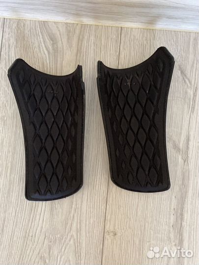 Щитки футбольные