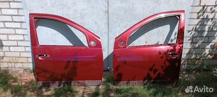 Двери на Рено Сандеро, передние двери